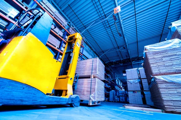 Forklift and pallet handling in a warehouse setting